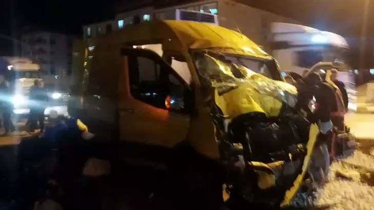 Servis minibüsüyle kamyonet çarpıştı 7 yaralı