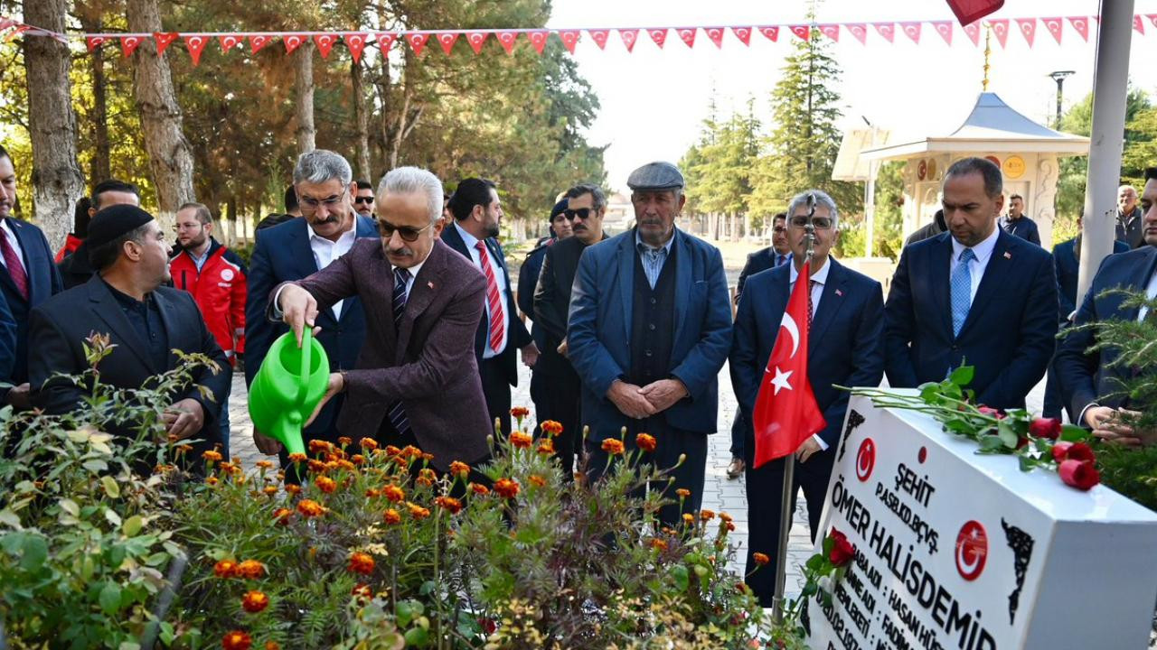 Bakan Uraloğlu, şehit Ömer Halisdemir'in kabrini ziyaret etti