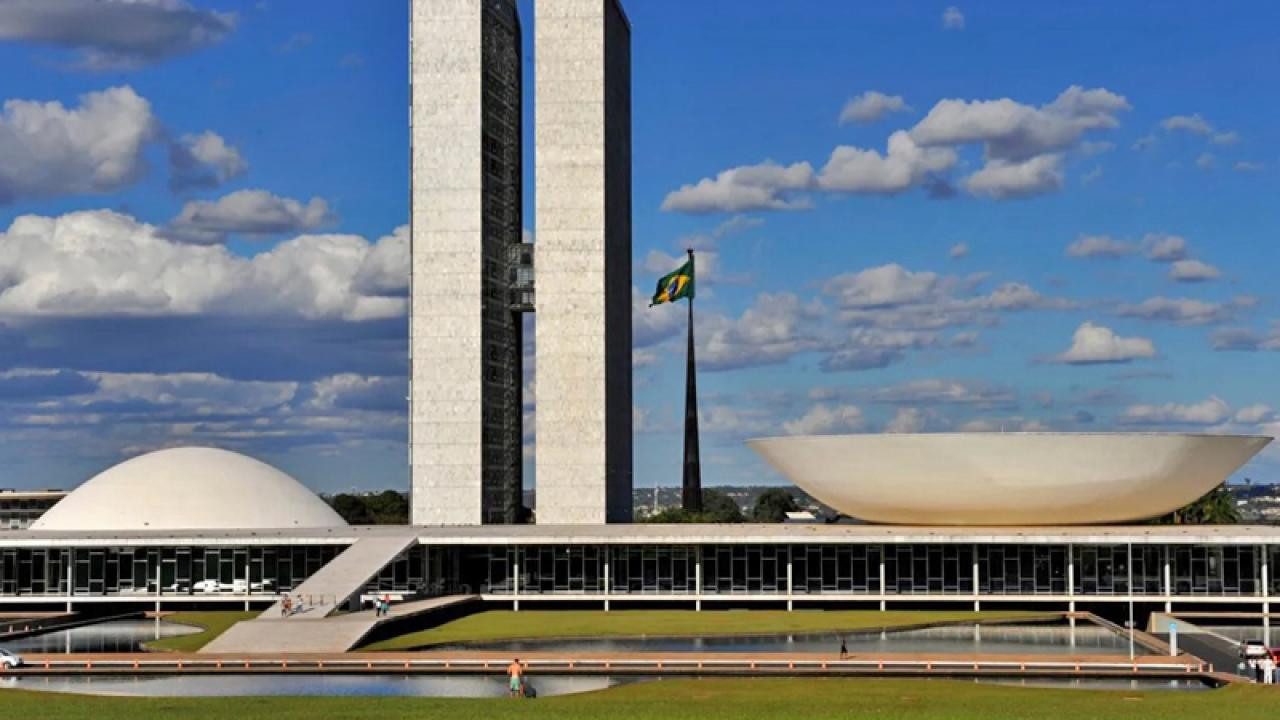 Brezilya Meclisi'ne polis müdahalesi! Milletvekilleri birbirine girdi