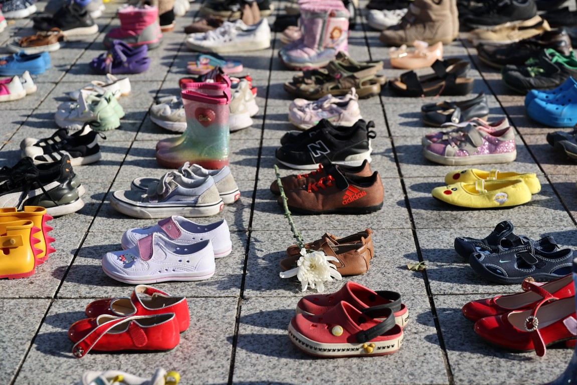 Seulün merkezine Filistinde hayatını kaybedenlerin anısına 2 bin ayakkabı bırakıldı
