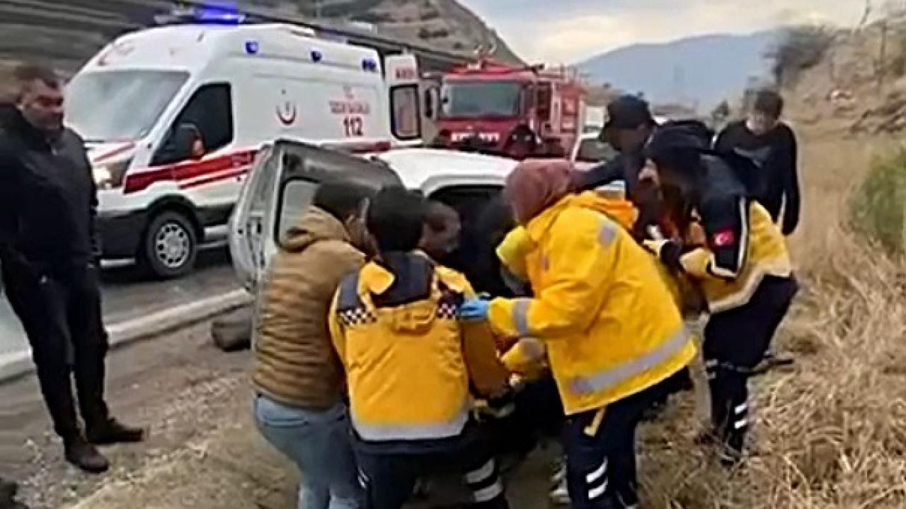 Hafif ticari araç ile TIR çarpıştı: 1 ölü, 3 yaralı!