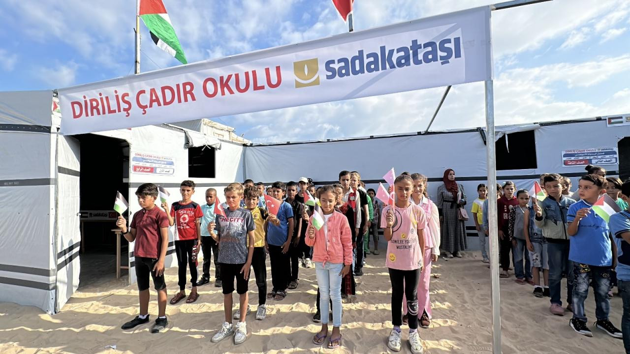 Sadakataşı Gazze’de çadır okulu açılışı gerçekleştirdi