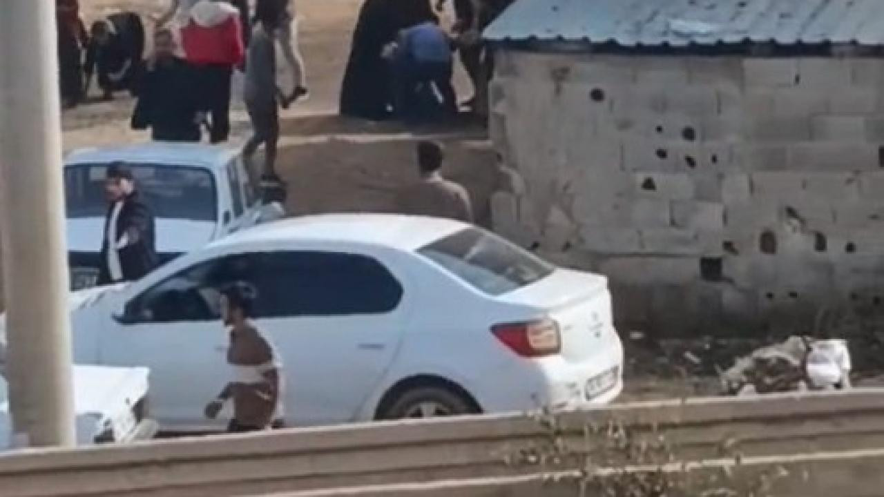 Şanlıurfa'da meydan savaşı gibi kavga: 1 kişinin silahla vurulma anı kamerada