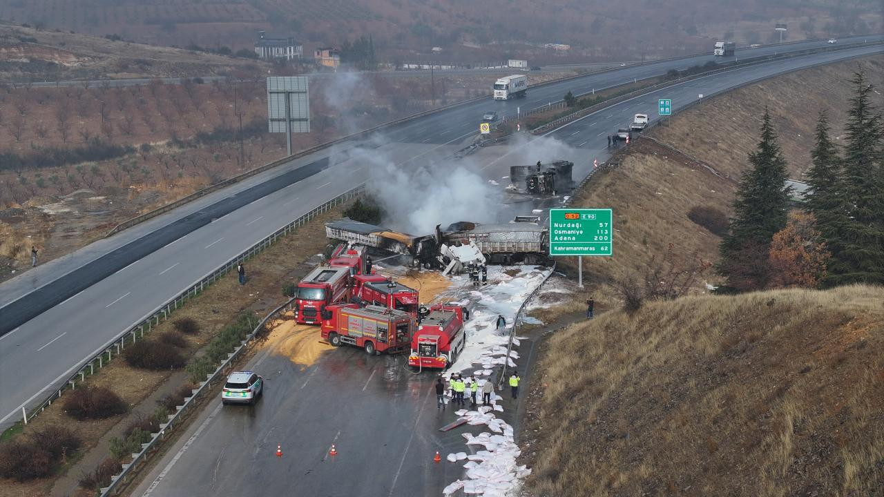 TAG Otoyolu'nda zincirleme kaza: Çarpışan 3 tırda yangın çıktı!